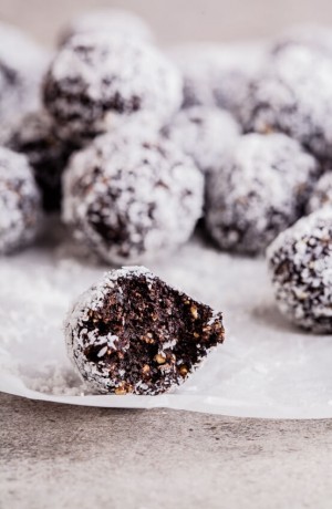 Cocoa, date and oat energy balls